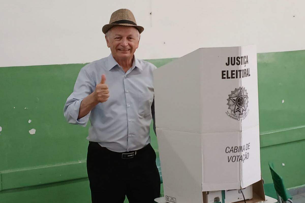 Dr. Ubiali faz sinal de positivo ao votar na manhã deste domingo