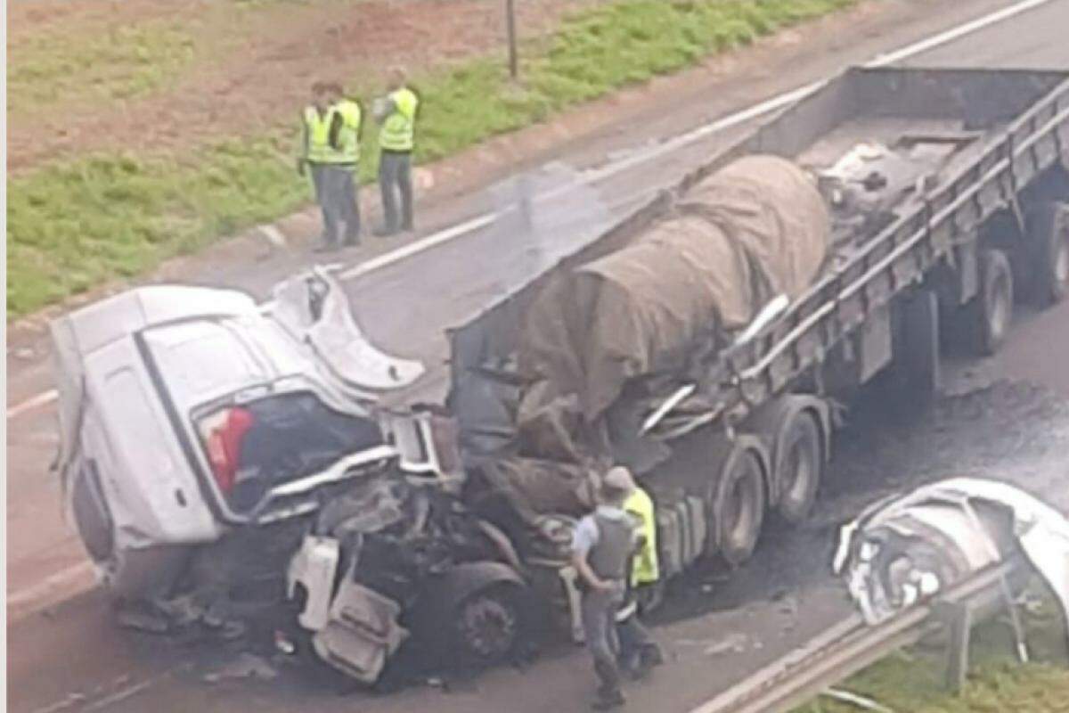 A cabine ficou completamente destruída após a grave colisão