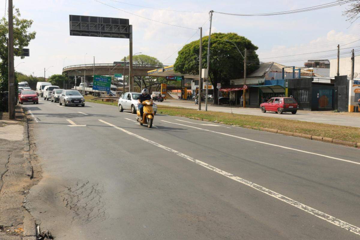 Com fluxo de veículos de cerca de 15 mil por dia, a avenida apresenta problemas constantes no pavimento há décadas