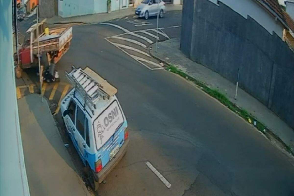 Momento em que o motociclista é atingido pela caminhonete 