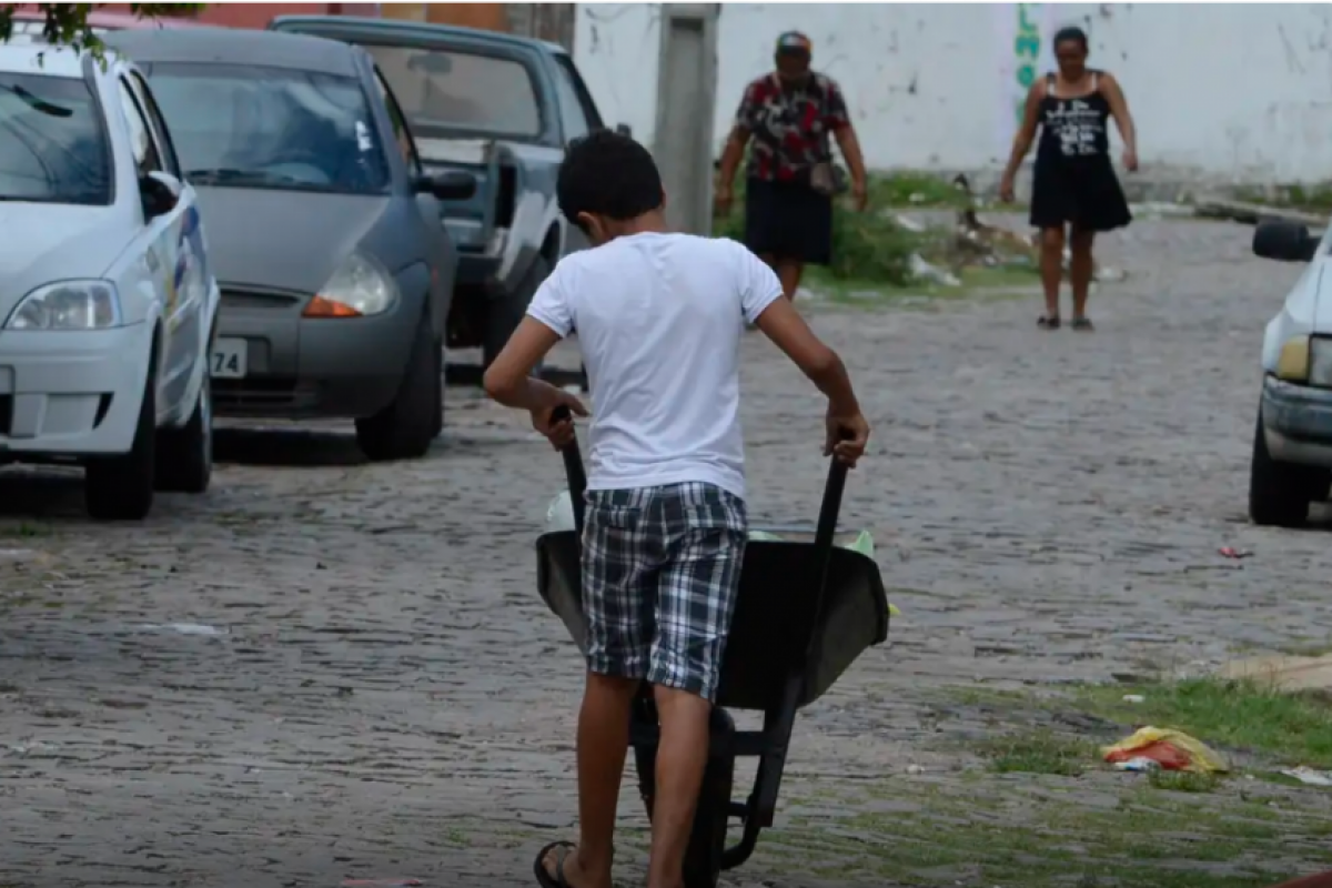 A legislação brasileira proíbe que crianças até 13 anos trabalhem, em qualquer circunstância.