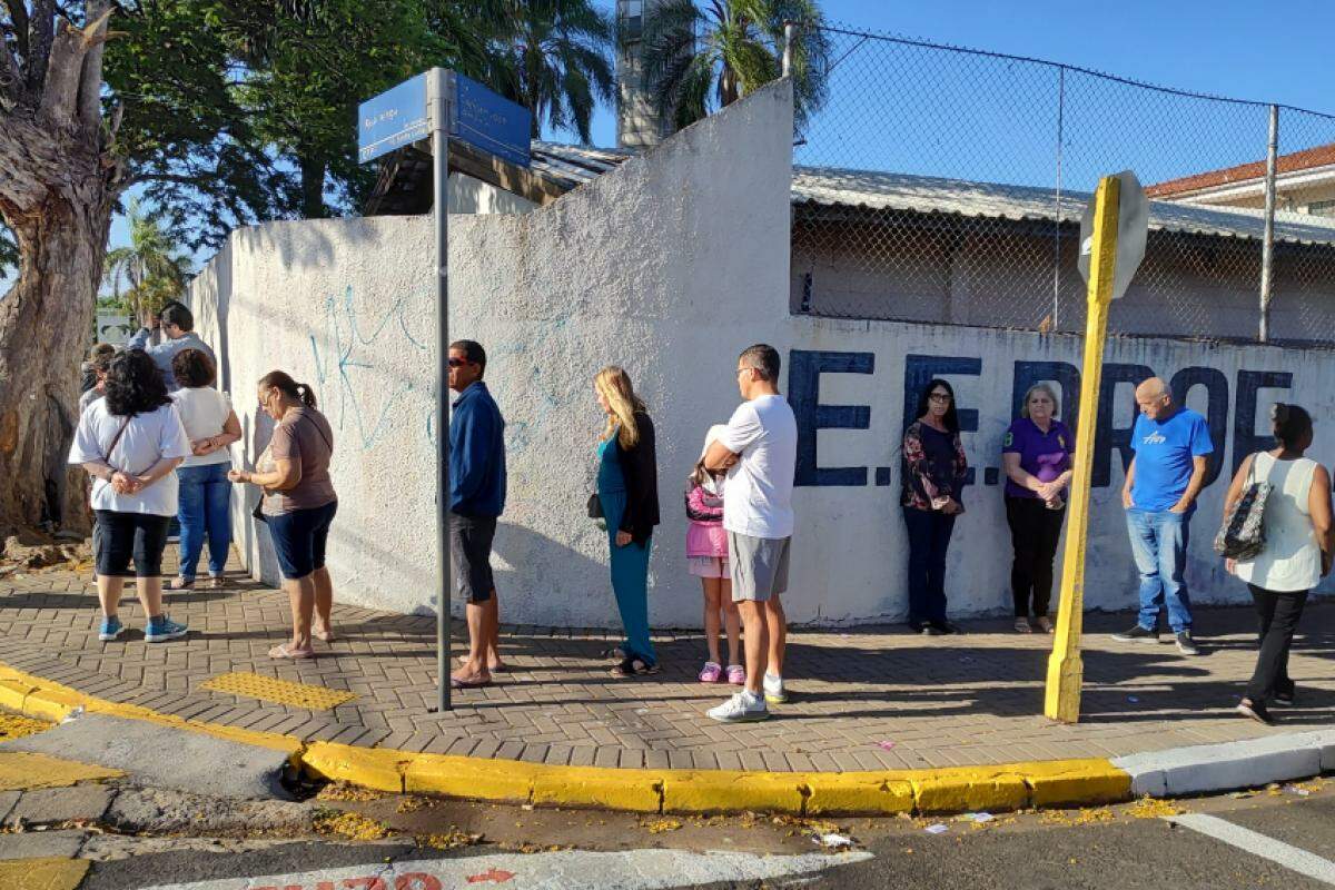 Eleitores chegaram para votar na escola Mercedes Paz Bueno antes das 8h