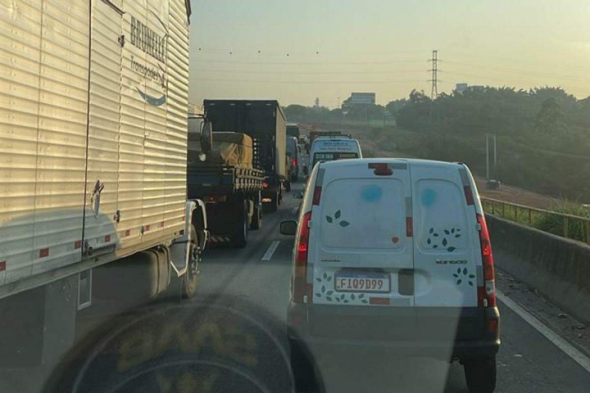 Congestionamento por causa do acidente em São José