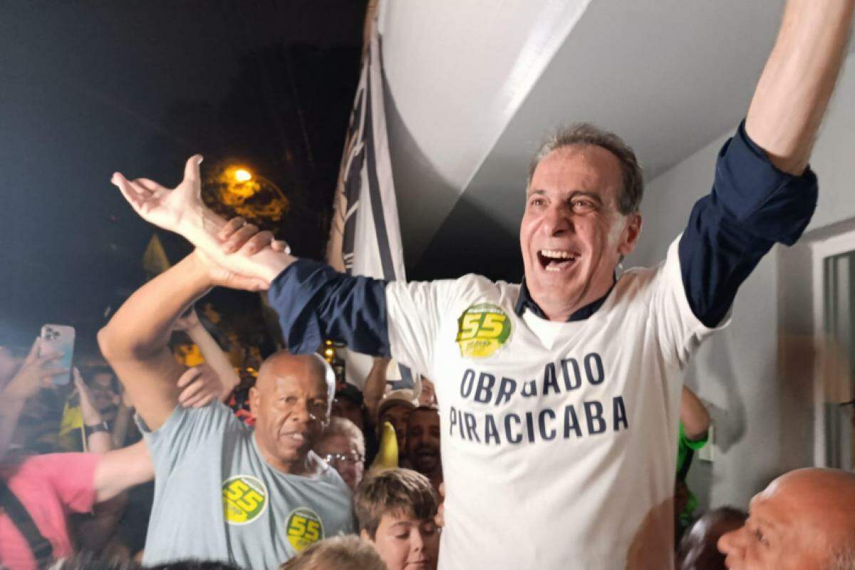 Helinho votou neste domingo na Escola de Engenharia de Piracicaba