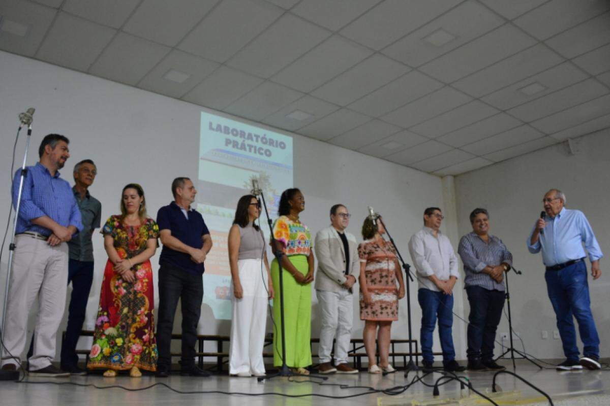 Previdello faz a abertura da cerimônia ao lado da Família Cips. Novo equipamento é fruto de parceria com a Rede Tauste, a Paschoalotto Serviços e o Rotary Terra