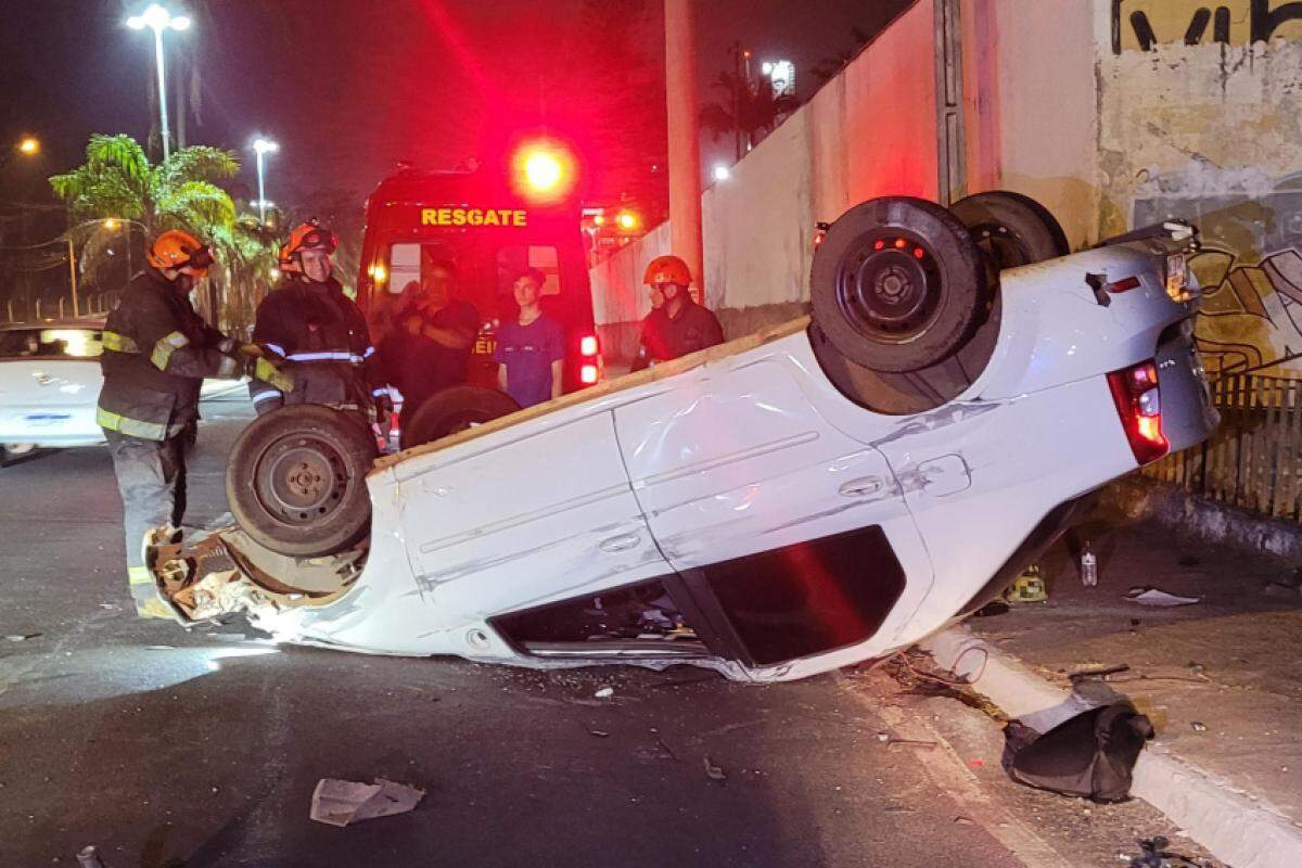 O Corpo de Bombeiros foi acionado e desvirou o carro