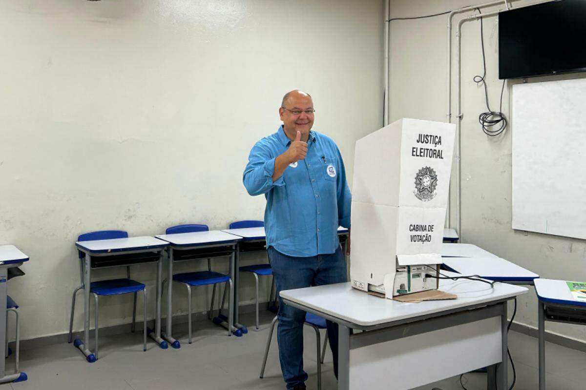 Alexandre Ferreira vota na Escola Municipal 'Prof. Antônio Sicchieroli'