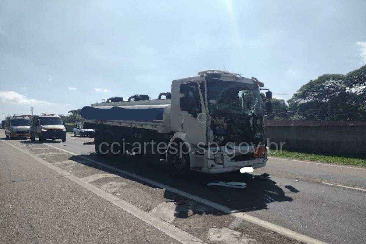 O acidente ocorreu por volta das 8h30, e as equipes de atendimento seguem no local para resolver a situação.