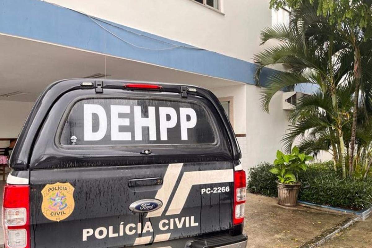 Mulher estava internada sob escolta policial, mas obteve a liberdade provisória durante a audiência de custódia. 