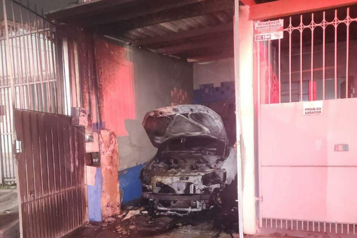 Carro pegou fogo na garagem do imóvel