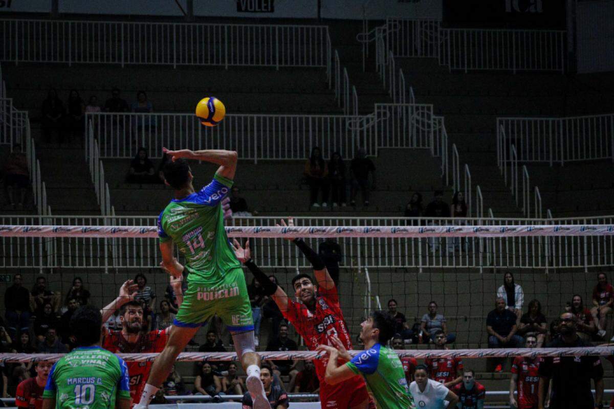 Lance do jogo entre Bauru e Viapol Vôlei São José