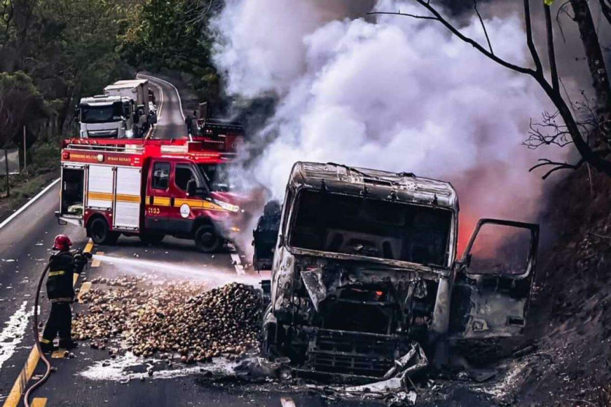 Bombeiros combatem o incêndio do caminhão, após pneu estourar