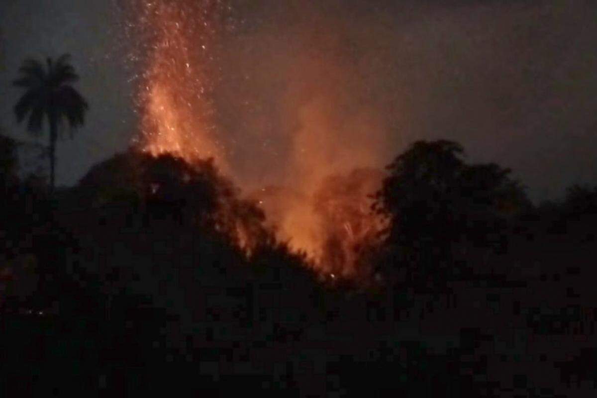 Fogo ainda consumia mata na noite dessa terça-feira