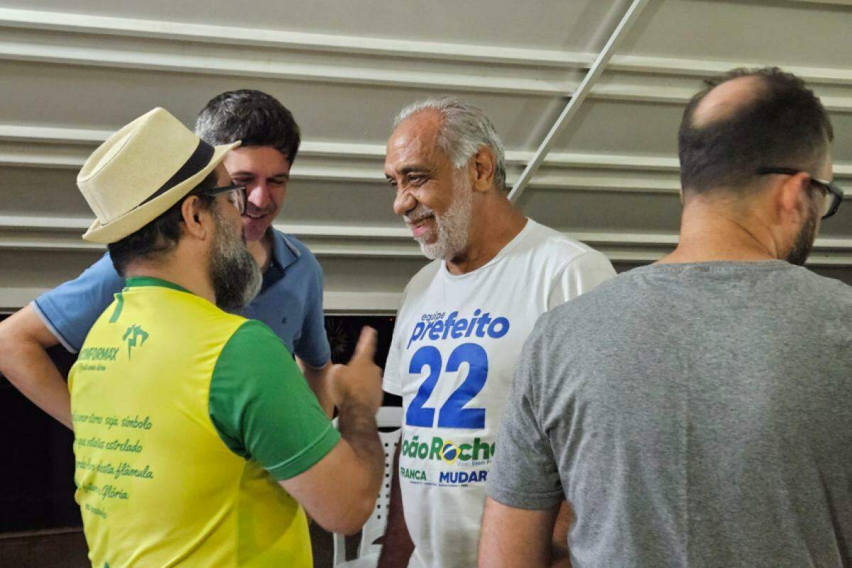 João Rocha conversa com apoiadores, após resultado das eleições