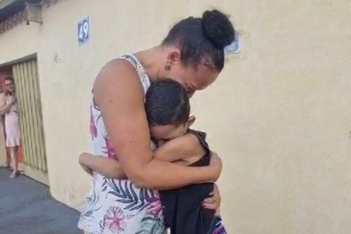 Professora Paula e o seu aluno Luís Davi. abraçados. durante o momento emocionante