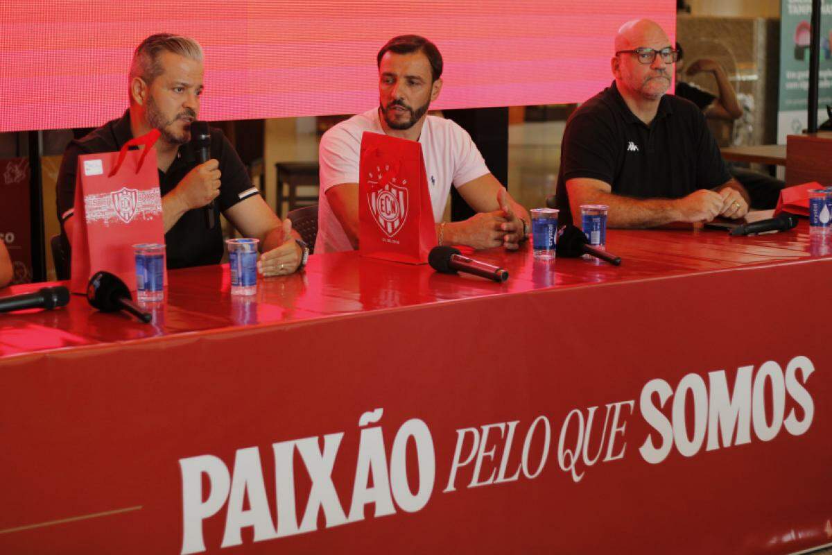 Reinaldo Mandaliti, Emílio Brumati e Caio Campos, diretor de marketing da Kappa