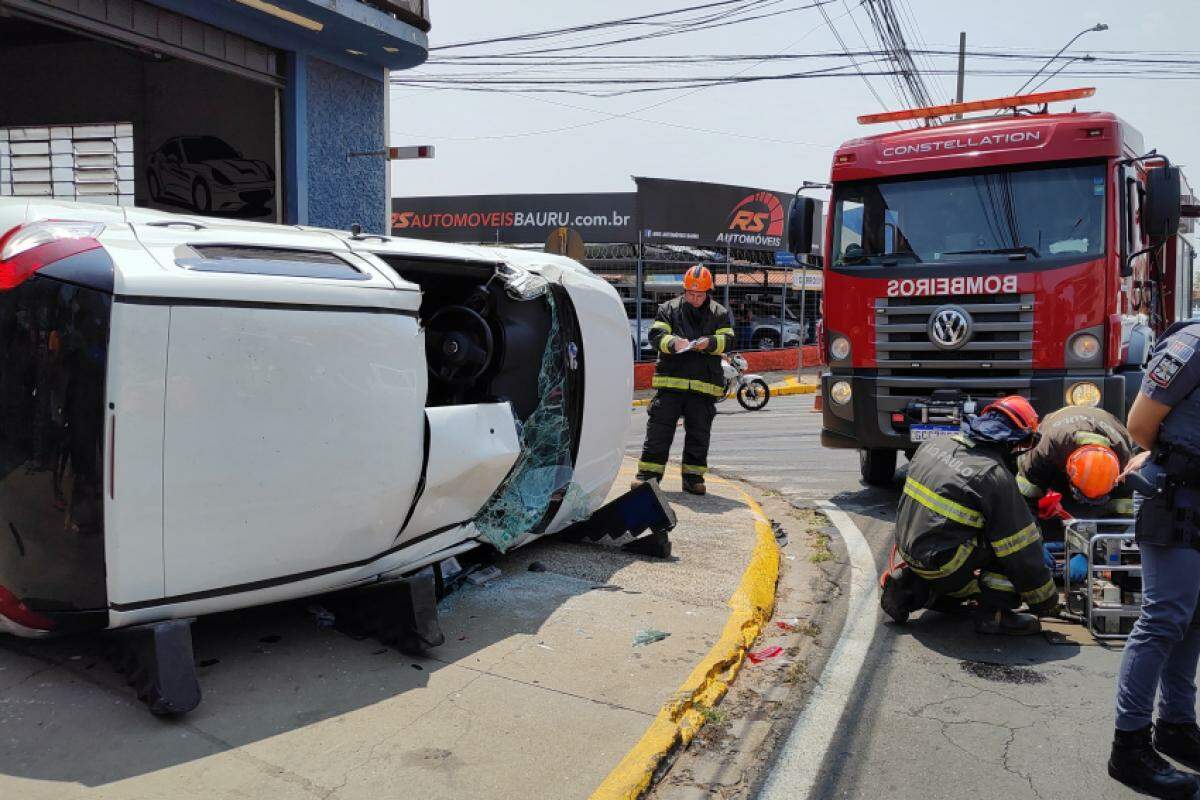 Fiat Mobi, conduzido por idoso de 81 anos, teve o teto aberto para o resgate