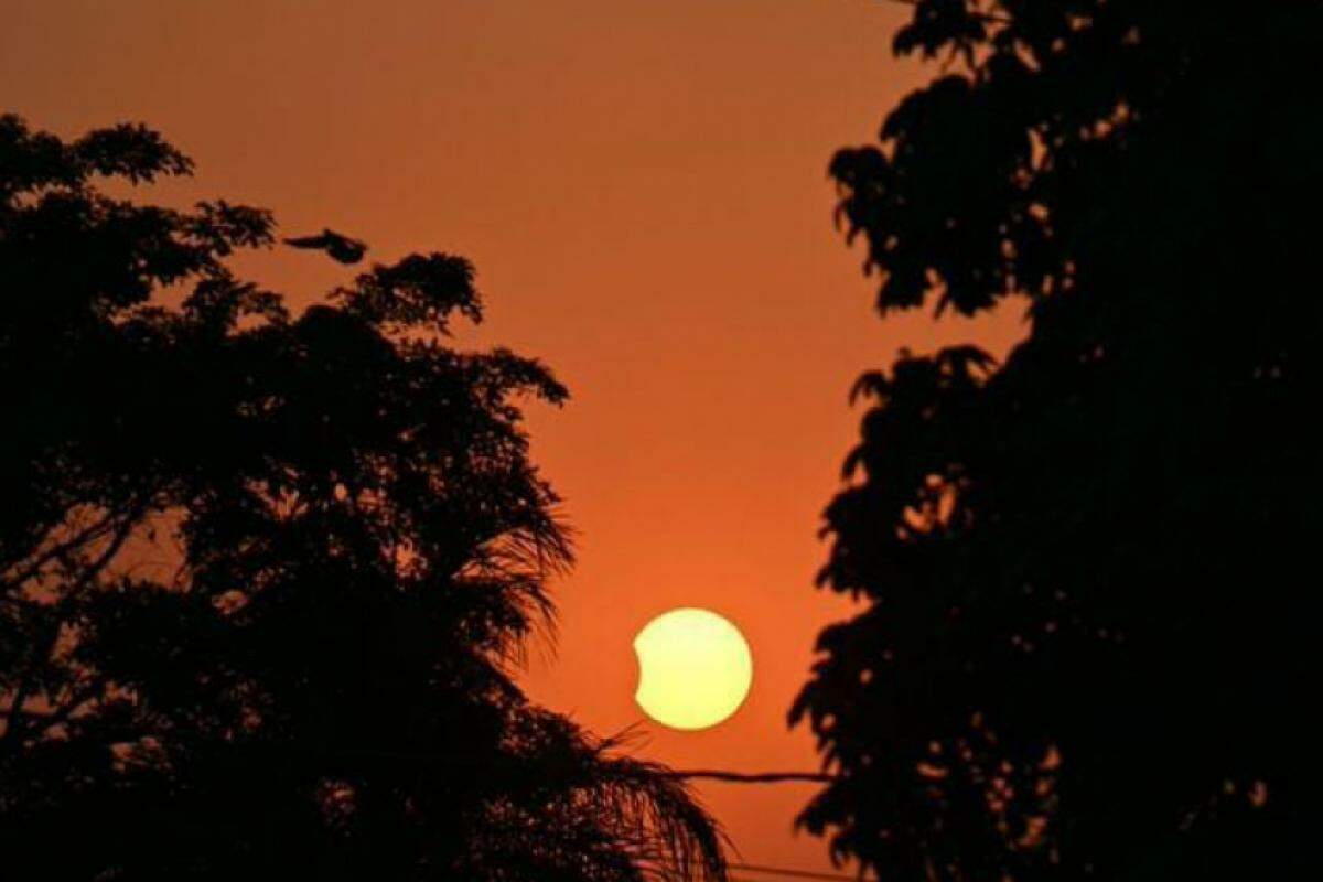 Eclipse visto de rua na região Oeste de Franca