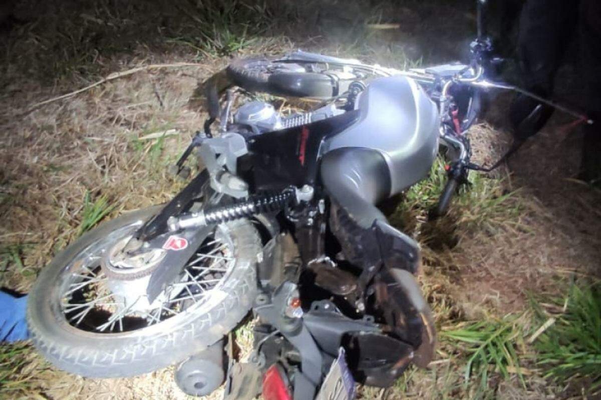 O menor caiu com a motocicleta no canteiro ao tentar fugir da polícia