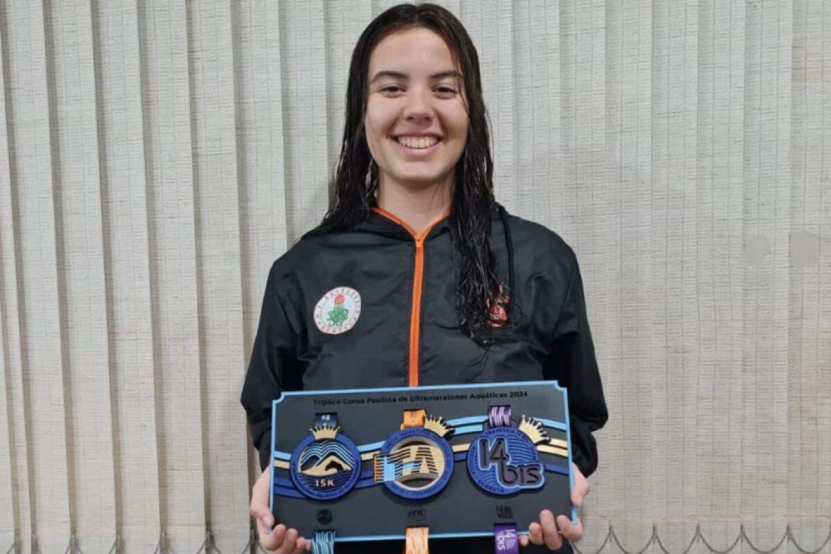 Luna exibe as medalhas conquistadas neste ano: ‘8 horas nadando e pensando em parar’