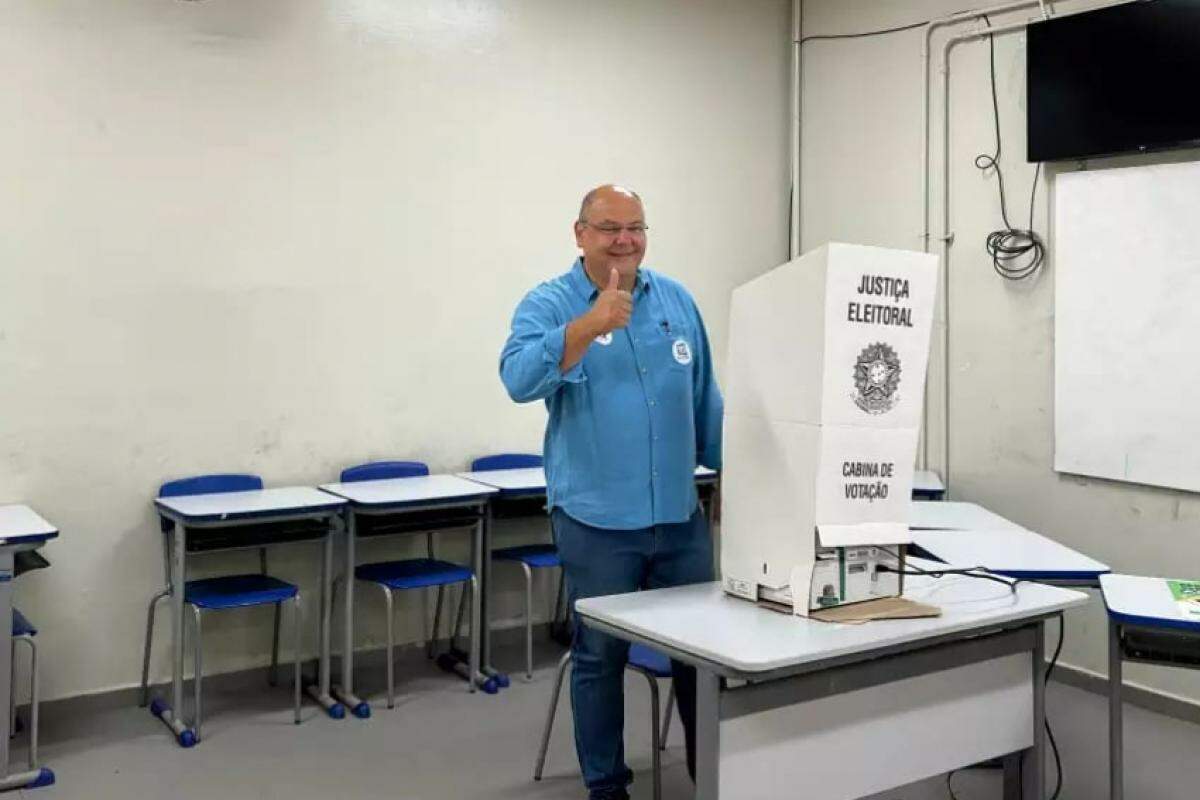 Alexandre Ferreira votando na Escola Municipal 'Prof. Antônio Sicchieroli'