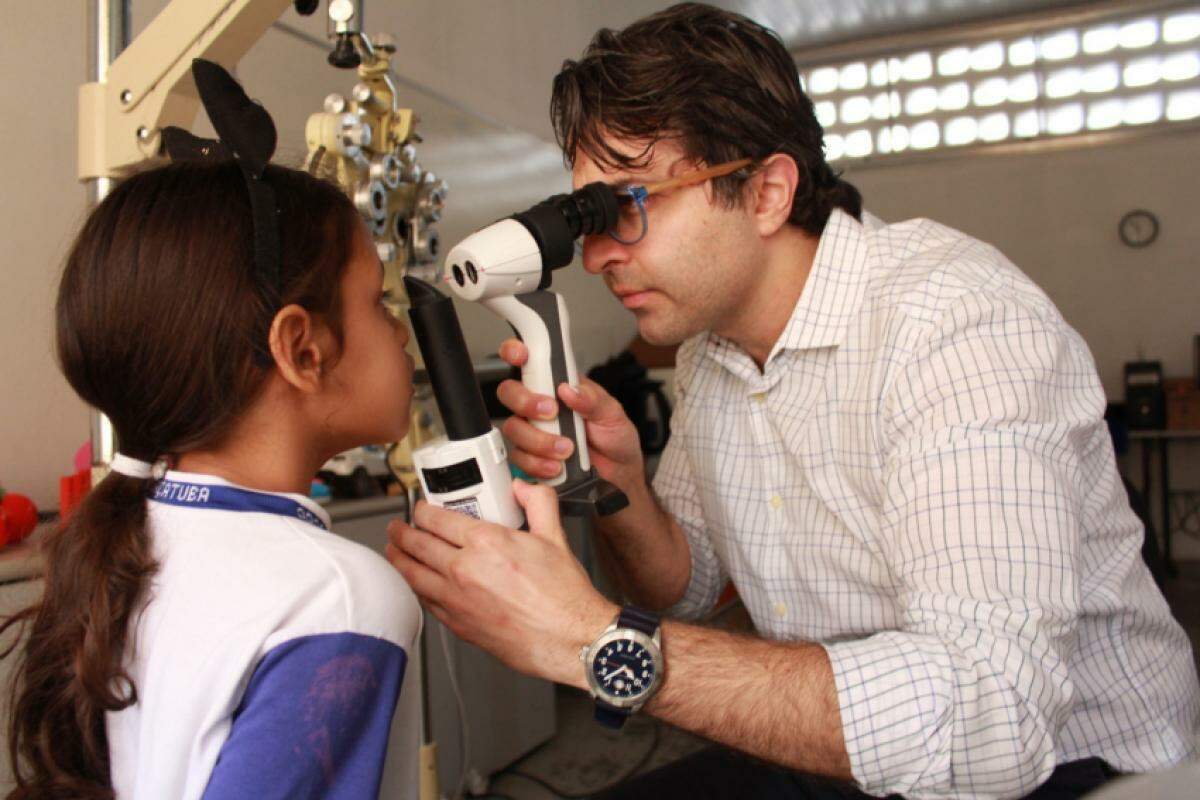 Estudante fazendo exame oftalmológico