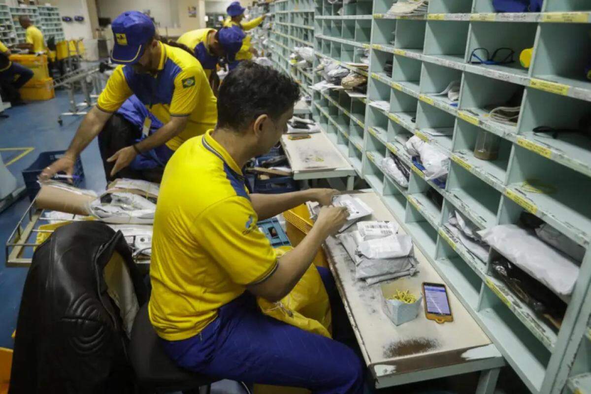 Cargo de carteiro tem carga horária de 44 horas semanais e salário de R$ 2.429,26