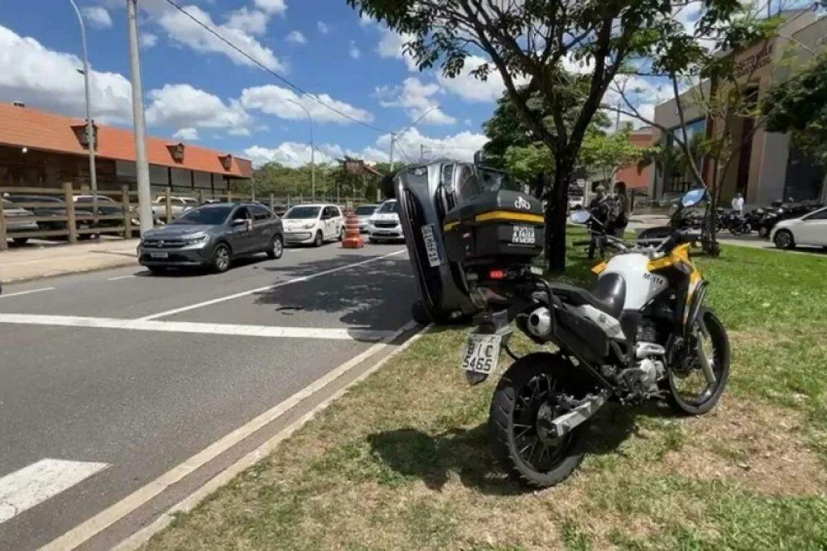 Carro tomba após colisão em avenida de São José