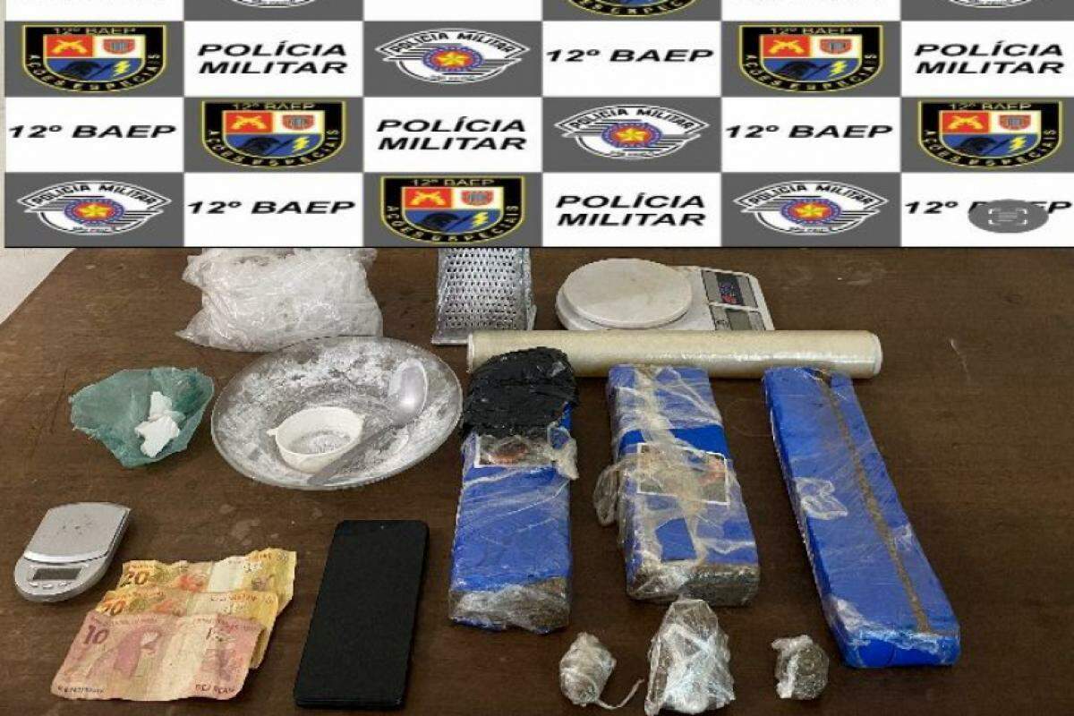 Drogas, dinheiro e materiais para embalagem apreendidos pela polícia