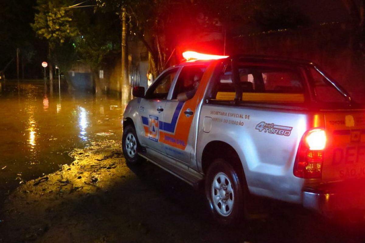 Vistoria da Defesa Civil no Jardim do Lago, após tempestade 