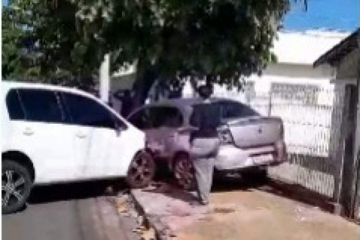 Idosa conduzia um Ford Fiesta que, desgovernado, atingiu veículos estacionados 