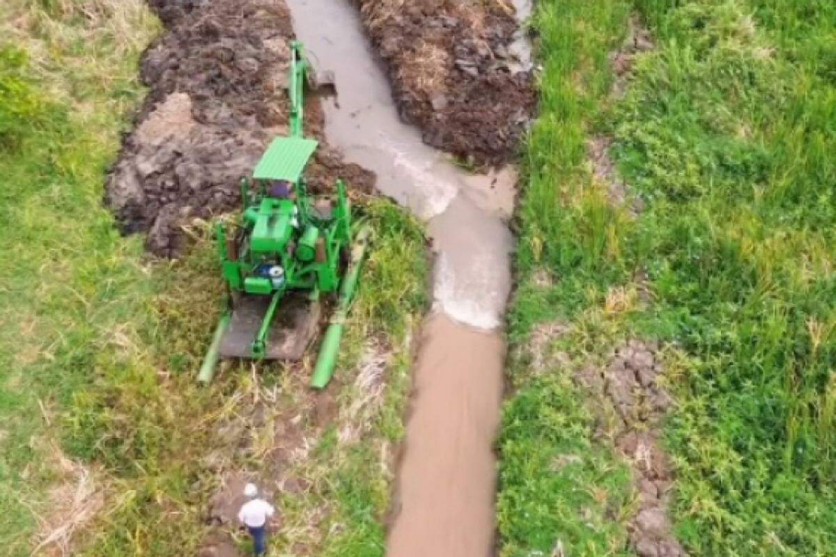 O SP Águas (antigo DAEE) cavou um novo canal para ampliar o fluxo de água em direção à lagoa