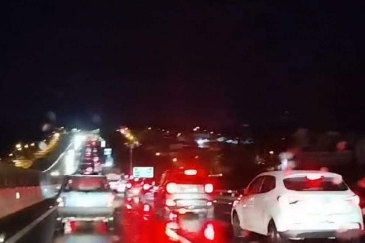 Rodovia Cândido Portinari, próximo à ponte do Jardim Guanabara, em Franca, no início da noite desta sexta-feira, 18