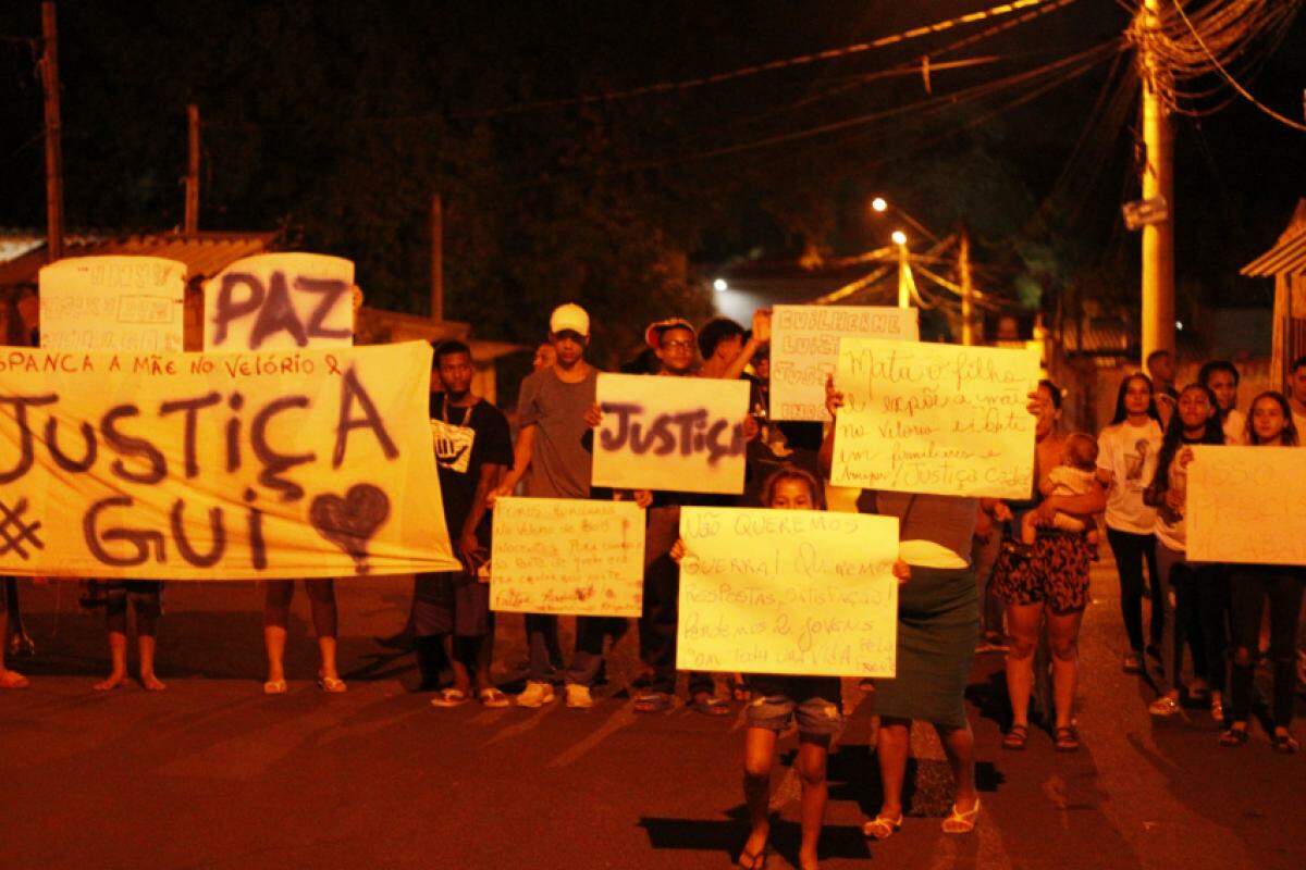 Cerca de 50 pessoas participaram da manifestação, na noite desta sexta-feira (18)