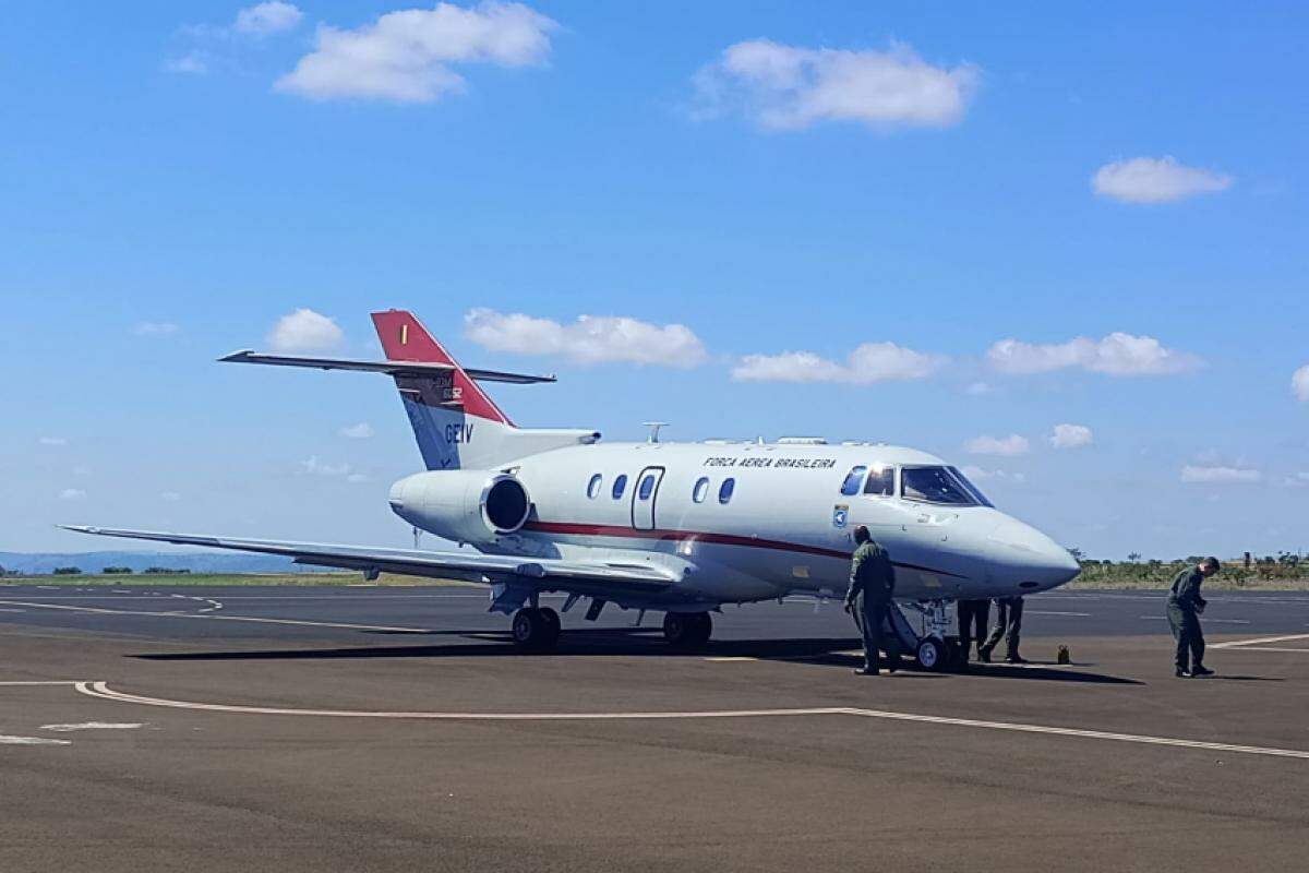 Aeronave da FAB, na pista do aeroporto de Franca nesta quinta-feira: inspeção