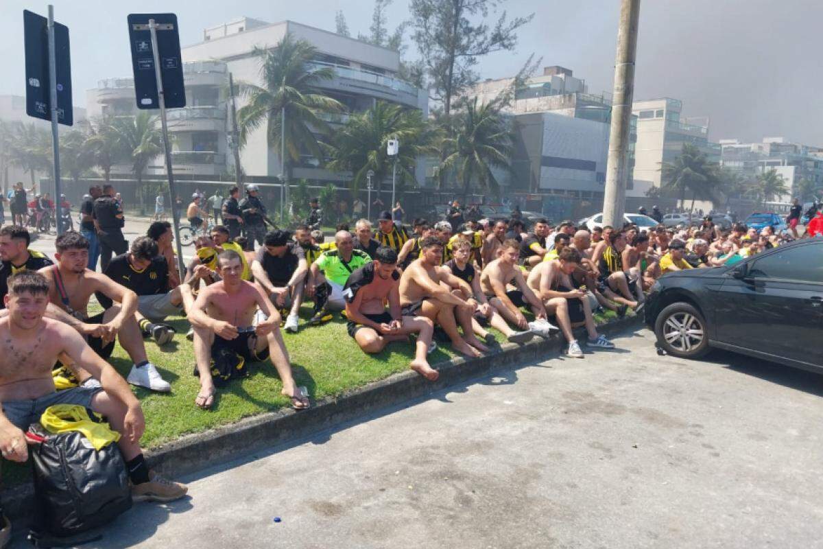 Os torcedores do Peñarol entraram em confronto tanto com os policiais quanto com banhistas brasileiros.