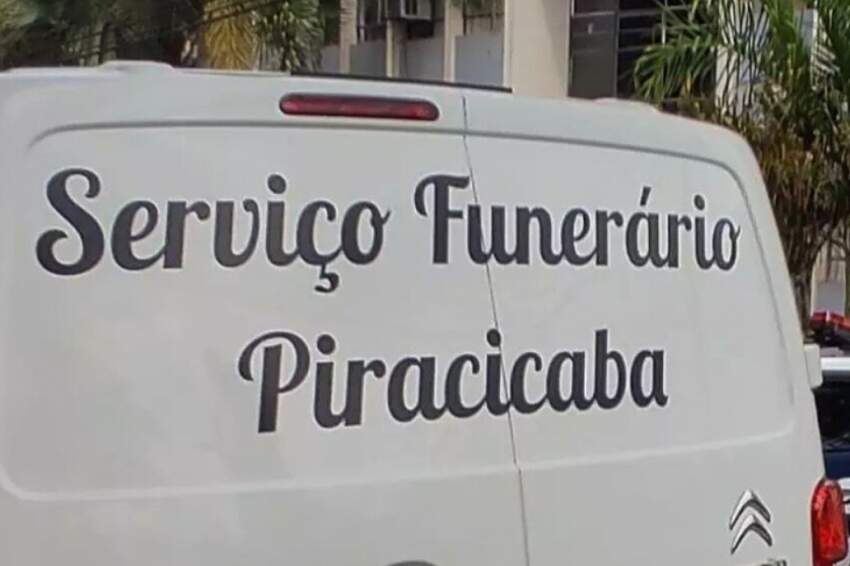 A funerária transportou o corpo da mulher ao IML