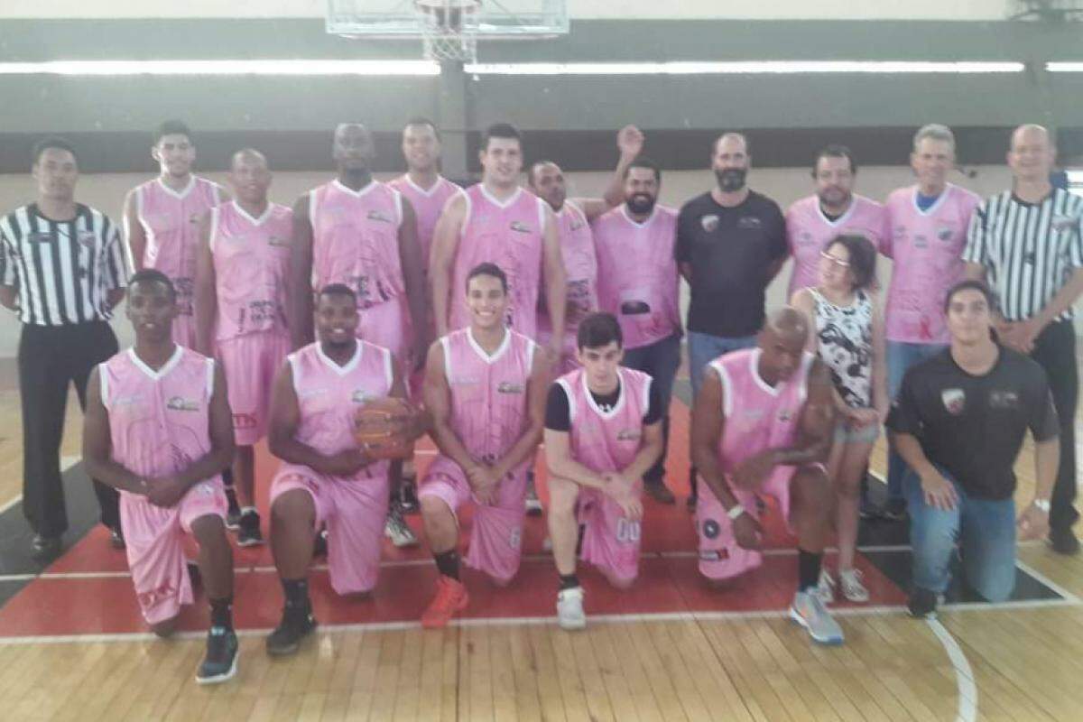 Time amador de basquete adere à cor rosa pela campanha contra câncer de mama