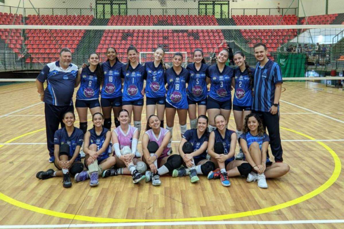 A equipe feminina sub-17 de vôlei venceu Valinhos e se classificou para a final da Copinha