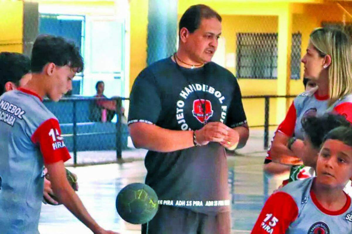 O técnico Zé Batista comanda a equipe de handebol de Piracicaba