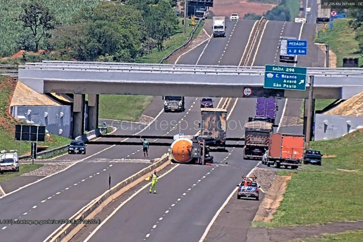 Acidente ocorreu no quilômetro 298 mais 100 metros da rodovia Engenheiro João Baptista Cabral Rennó, em Santa Cruz do Rio Pardo