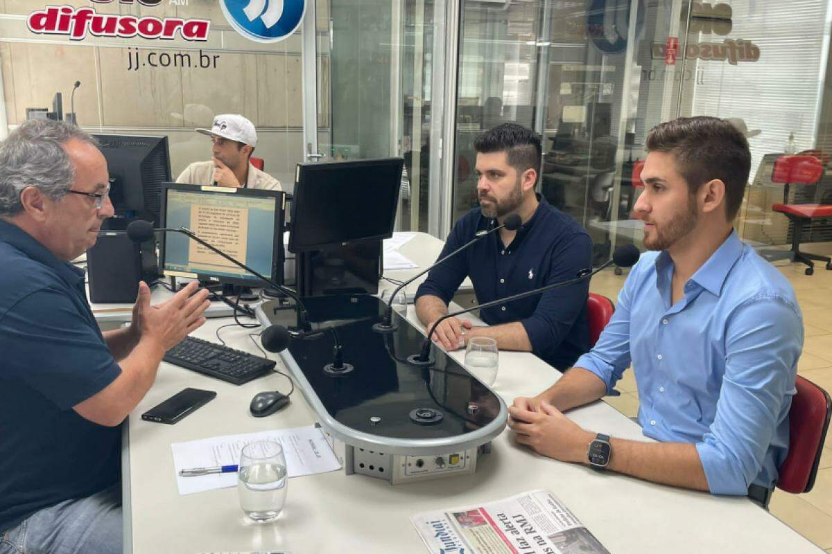 O apresentador Itamar Gonçalves, o atual prefeito Danilo Joan e o prefeito eleito Kauã Berto