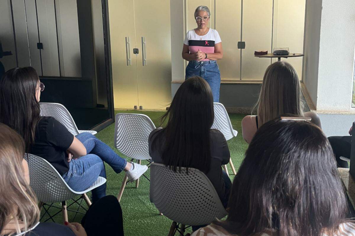 As trabalhadoras receberam orientações sobre prevenção, sinais e sintomas associados ao câncer de mama
