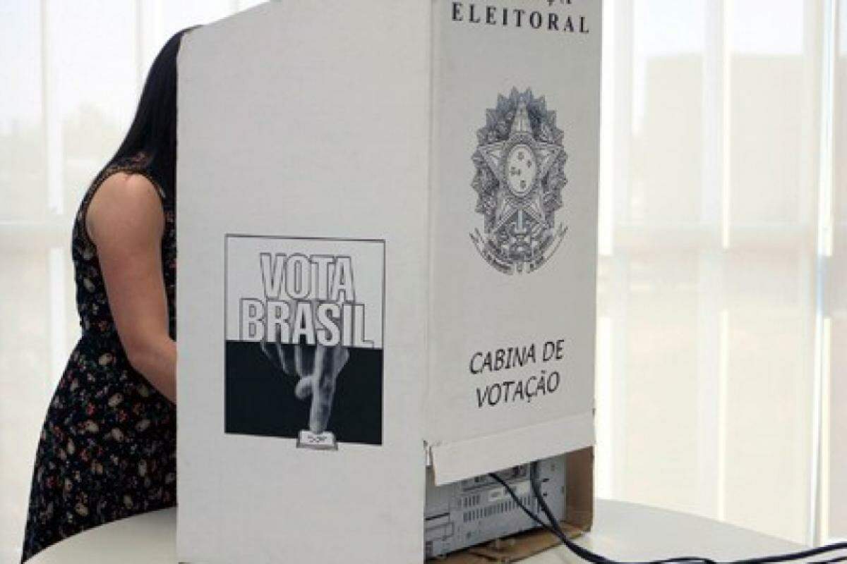  Para votar, basta apresentar um documento oficial com foto à mesa receptora de votos ou o aplicativo e-Título