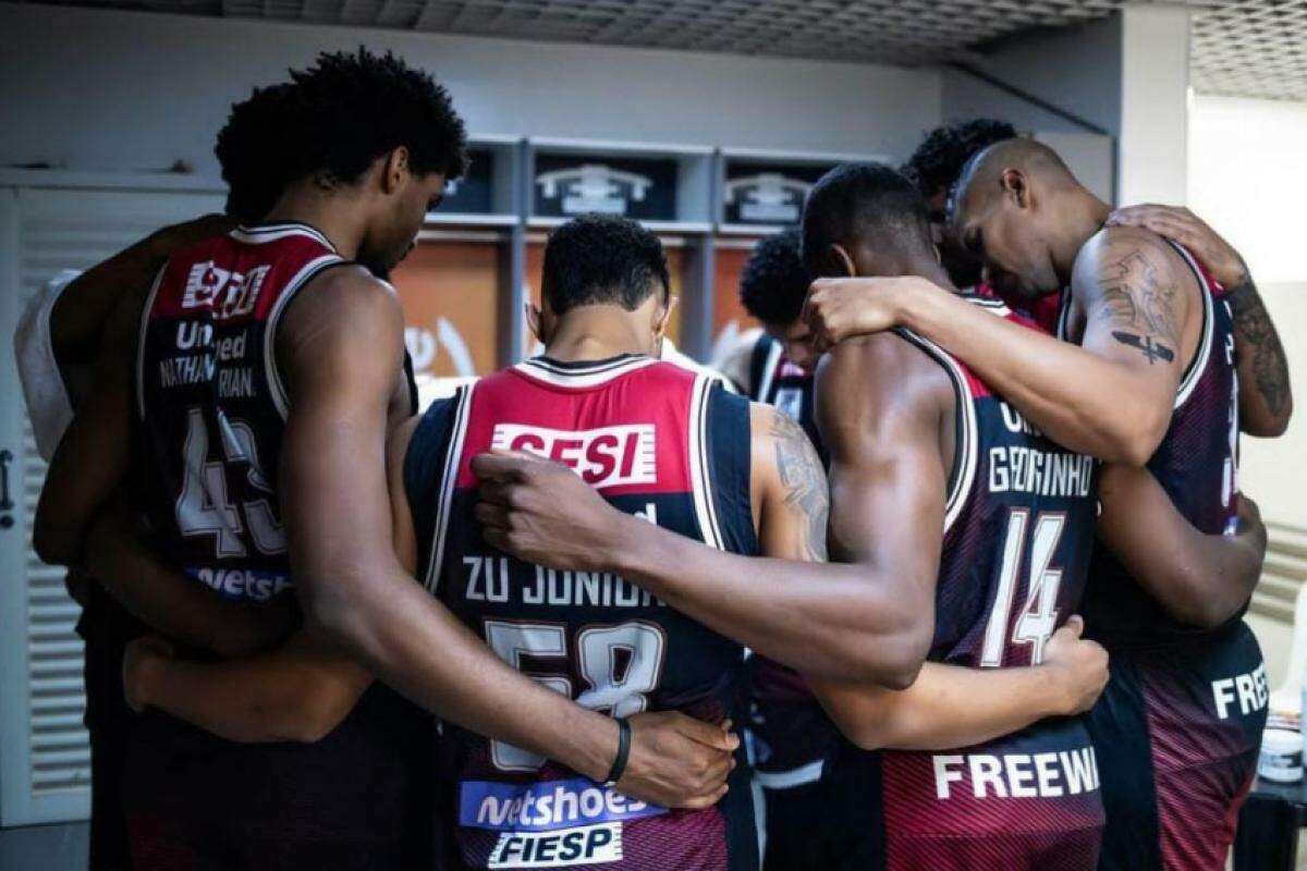 Jogadores do Franca Basquete reunidos no vestiário antes da partida