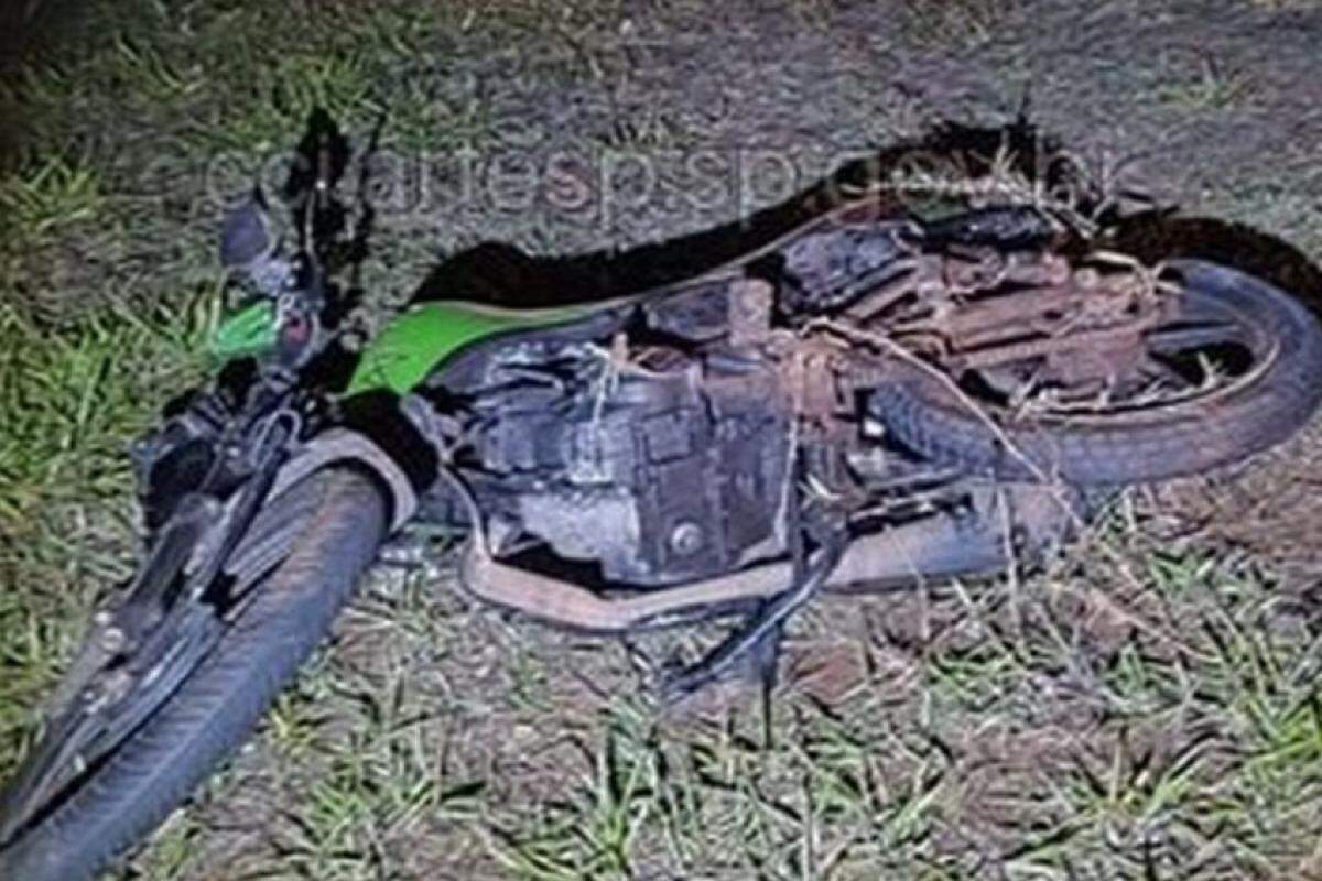 A motociclista caiu no canteiro da rodovia após o impacto 