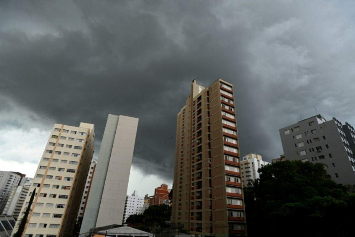 Semana começa com clima instável na RMC, com possibilidade de chuvas intensas e céu nublado.