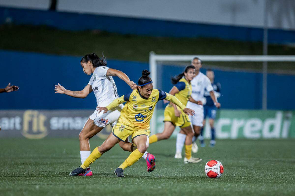 Lance do jogo entre Santos x São José