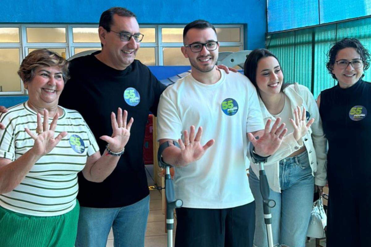 Anderson com a família durante votação