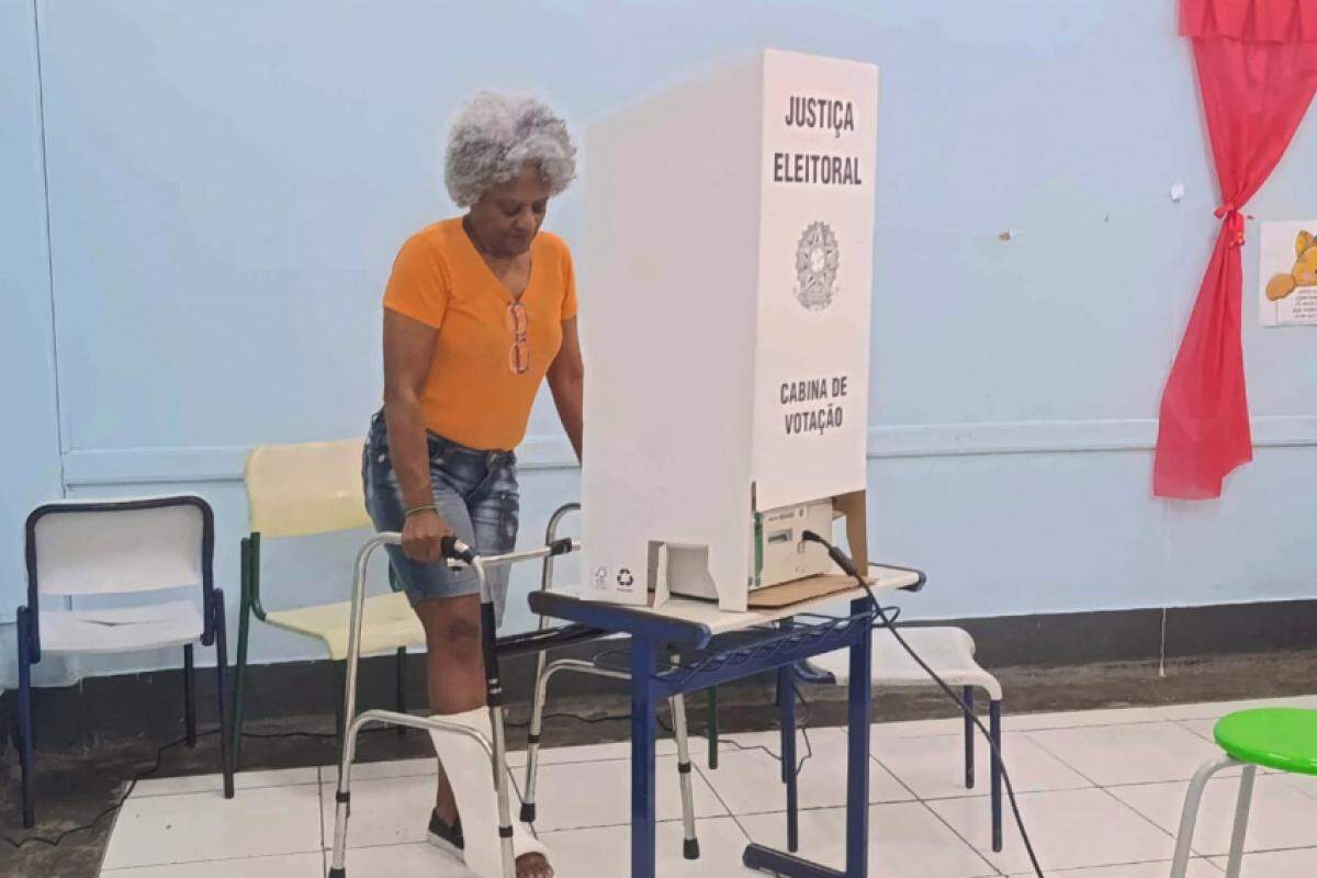 Maria Madalena, de 71 anos,  fez questão de votar mesmo com a perna imobilizada